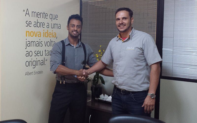 Gui Nery e Renato Leão na assinatura do contrato